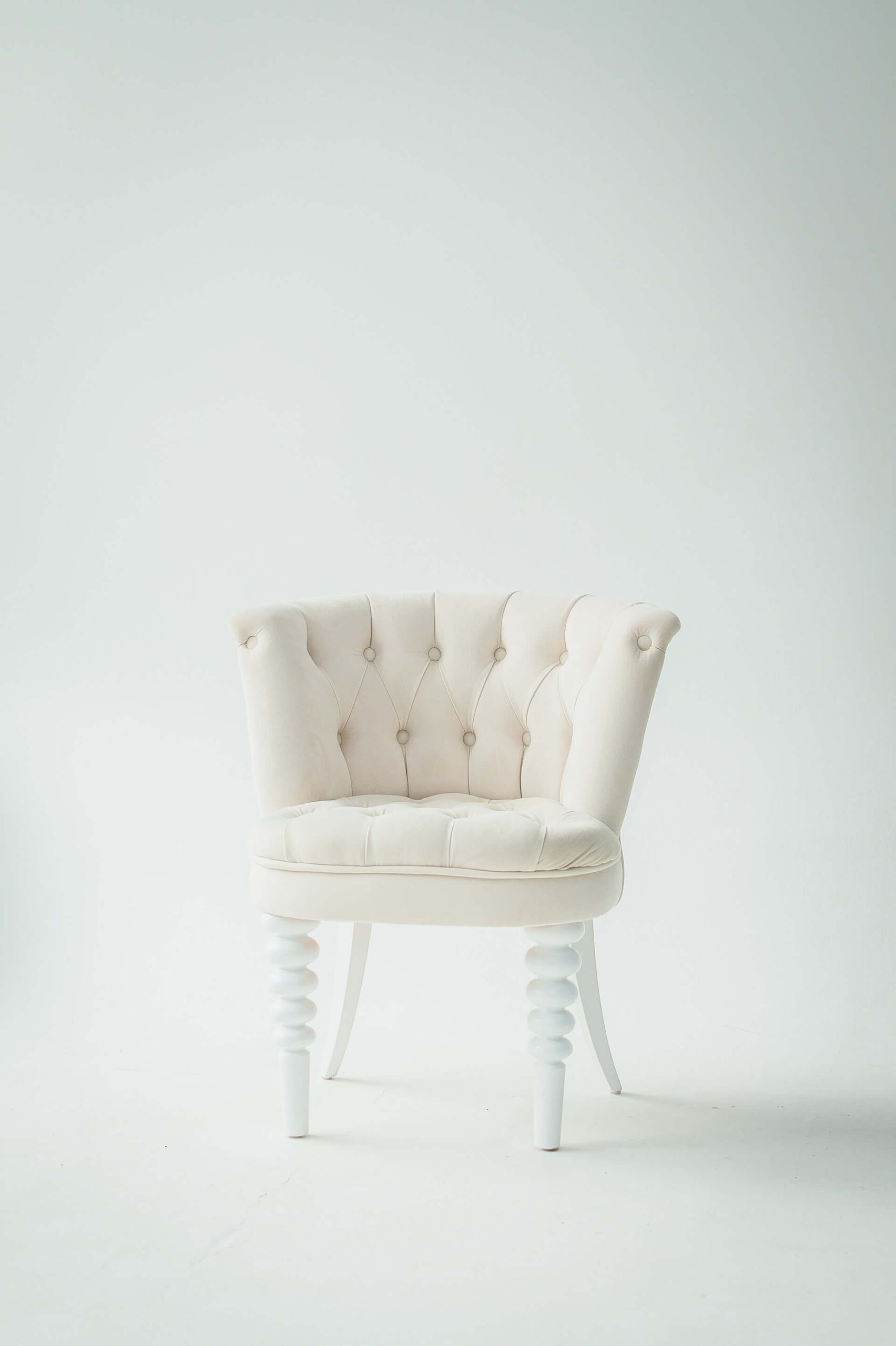 White Lounge Sofa - Image 3